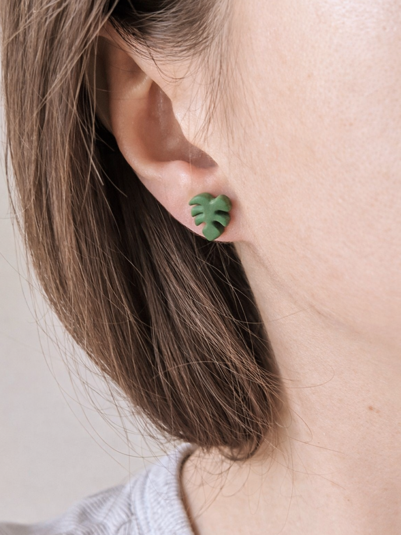 Kolczyki liście monstery w kolorze zielonym. Biżuteria w stylu botanicznym idealna na prezent dla fanki roślin domowych.