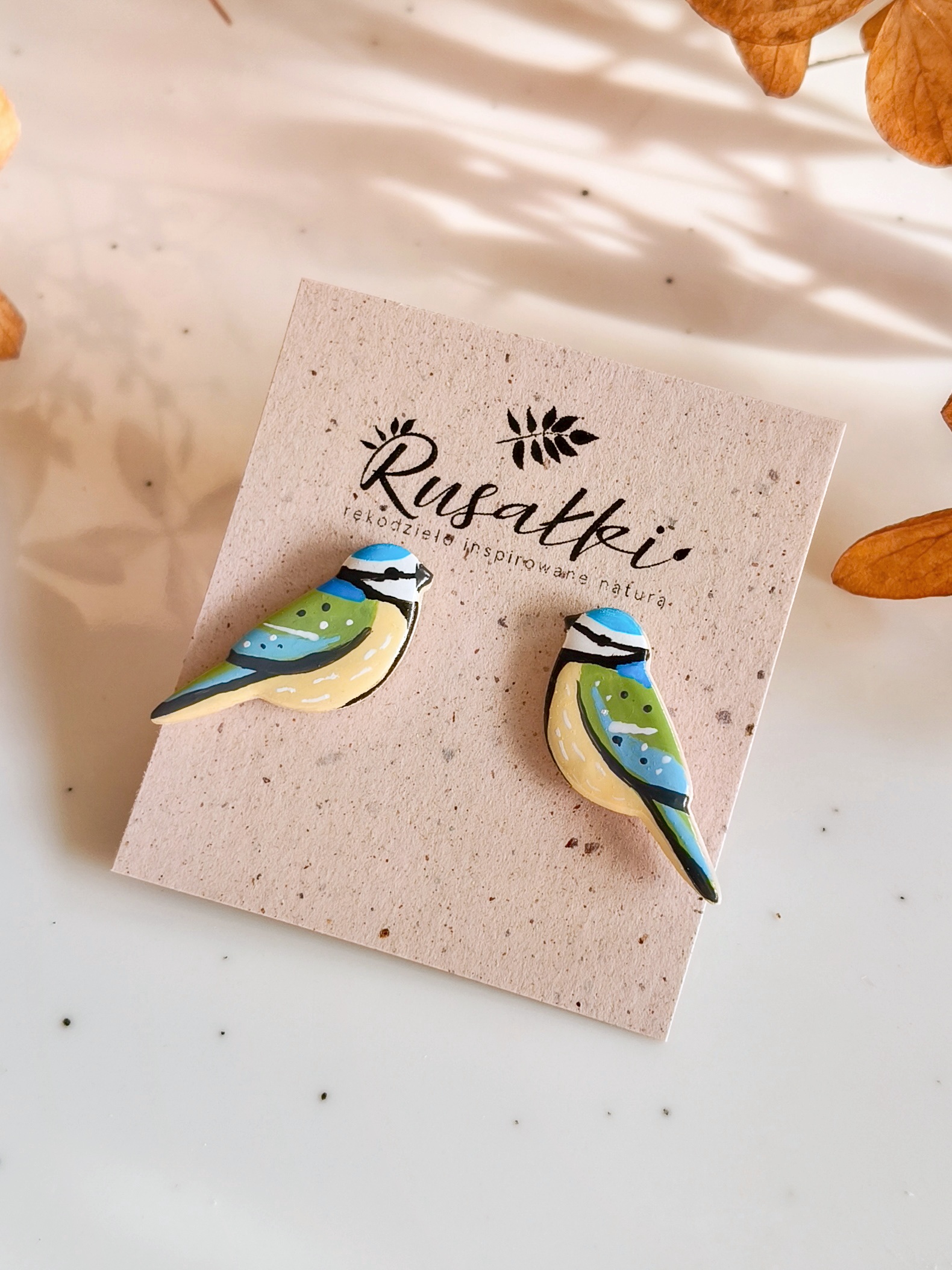 Kolczyki sztyfty z sikorką modrą modraszką, ręcznie wykonana biżuteria boho z motywem ptaszka. Pastelowe kolczyki z ptakiem handmade to wesoły i lekki dodatek idealny na wiosenny prezent dla niej