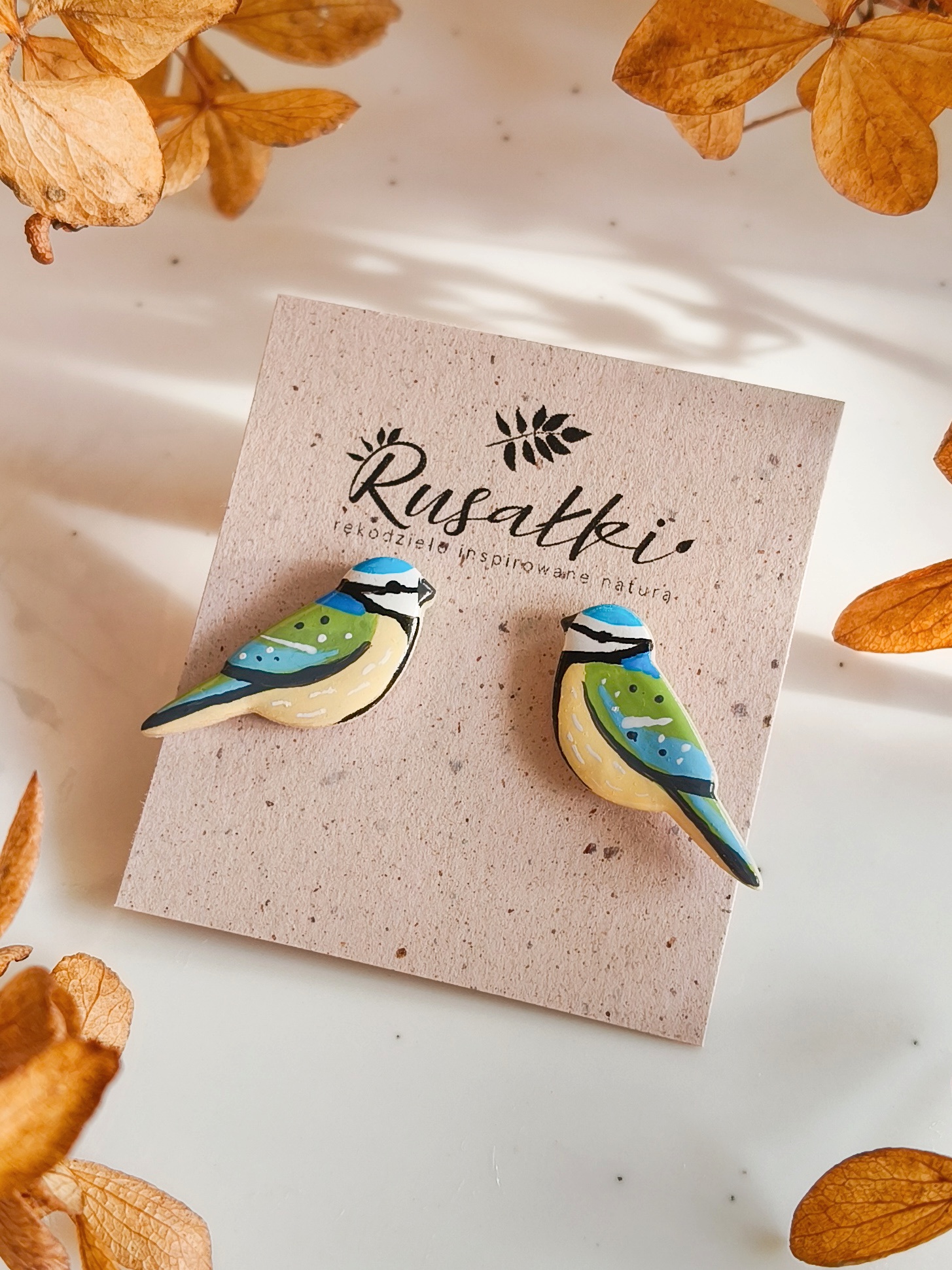 Kolczyki z ptakiem sikorką modrą, delikatna biżuteria boho wykonana ręcznie z dbałością o szczegóły. Modraszki jako symbol radości i lekkości czynią te kolczyki idealnym dodatkiem na co dzień i na prezent