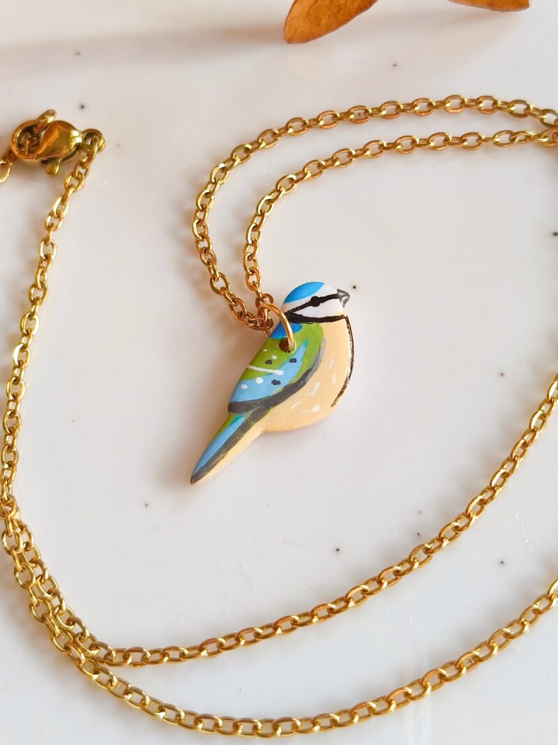 Naszyjnik z sikorką modrą modraszką, ręcznie wykonana biżuteria boho z motywem ptaszka i natury. Pastelowy wisiorek z ptakiem handmade to oryginalny prezent dla miłośniczki ptaków, wiosennej biżuterii Naszyjnik z sikorką modrą modraszką, ręcznie wykonana biżuteria boho z motywem ptaszka i natury. Pastelowy wisiorek z ptakiem handmade to oryginalny prezent dla miłośniczki ptaków, wiosennej biżuterii