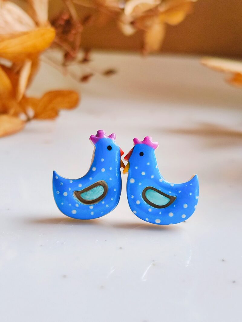 Kolorowe kolczyki sztyfty z motywem niebieskich kurek w stylu folk. Idealne dla miłośniczki wiejskiego klimatu i sielskiej estetyki