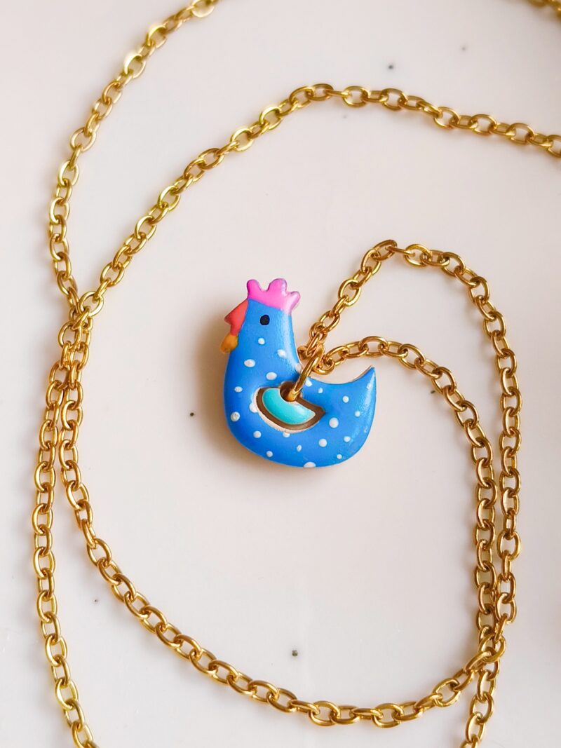 Naszyjnik z niebieską kurką w rustykalnym stylu inspirowanym wsią. Biżuteria dla miłośniczki sielskiego klimatu i zwierząt gospodarskich