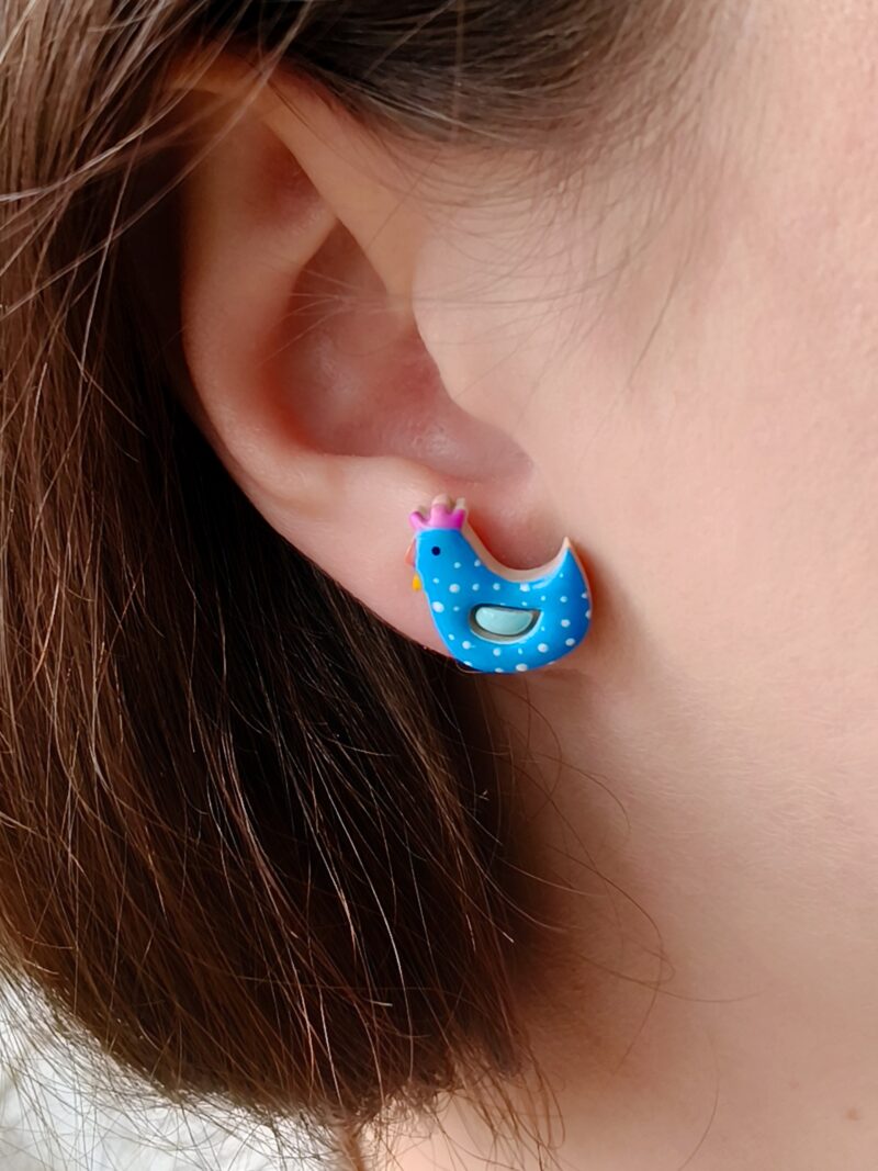 Rustykalne kolczyki z kurkami w niebieskiej kolorystyce. Biżuteria inspirowana życiem na wsi i spokojem natury