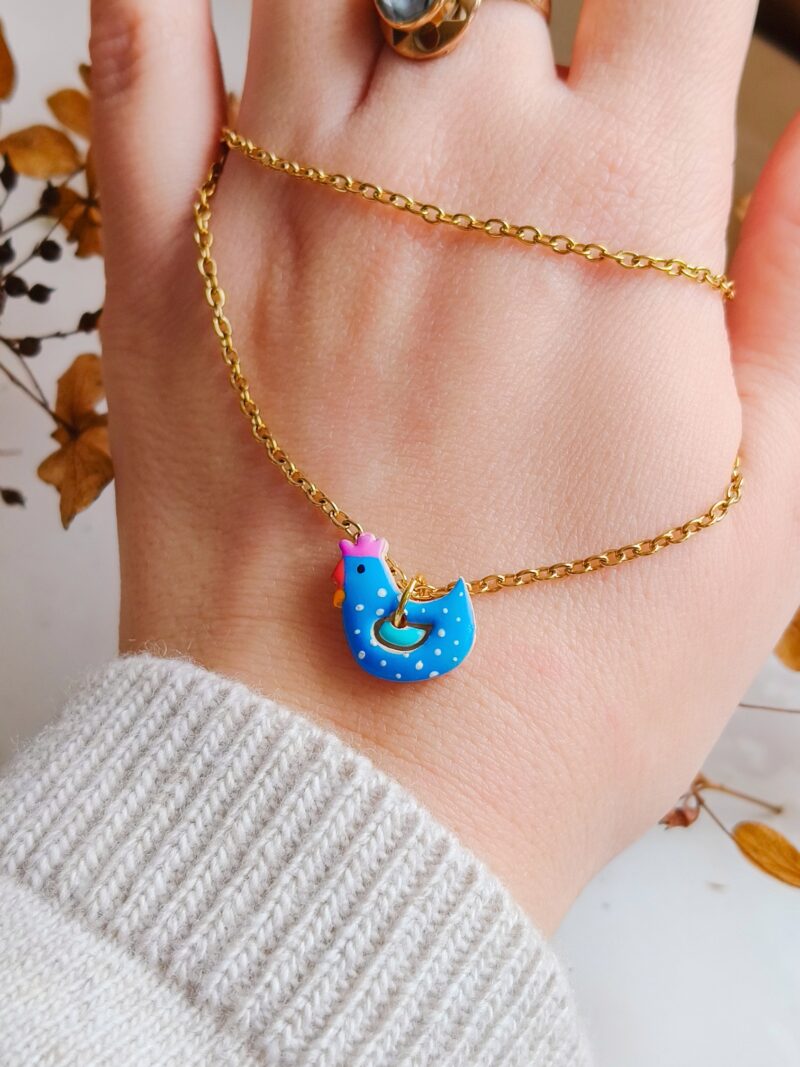 Rustykalny naszyjnik z motywem niebieskiej kurki w stylu folk. Idealny dodatek dla osoby kochającej wieś i naturalne inspiracje