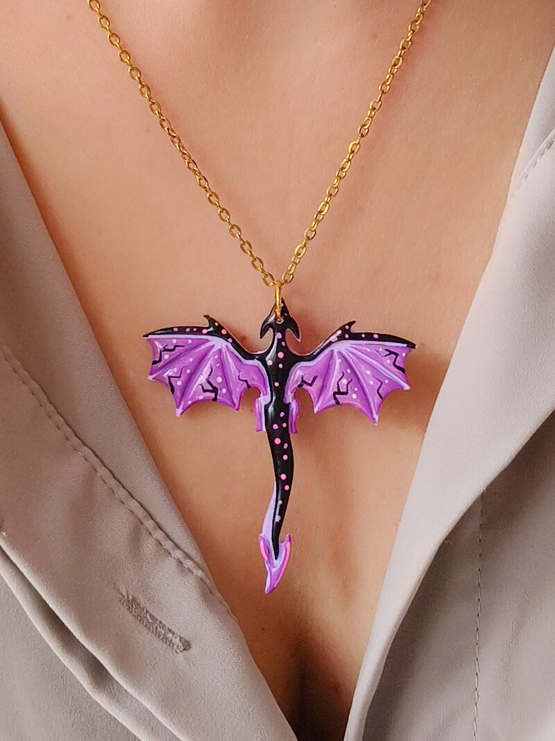 Naszyjnik z fioletowym smokiem, biżuteria inspirowana światem fantasy i magicznymi stworzeniami o artystycznym charakterze