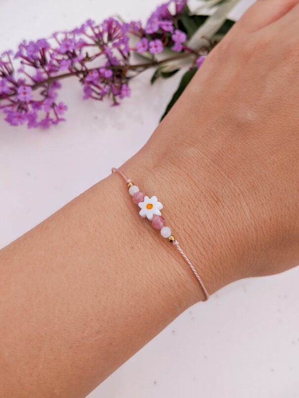Urocza bransoletka z kwiatkiem stokrotką, kamieniem księzycowym, różowym turmalinem i złotym hematytem na nitce jedwabnej