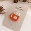Pin zimowe latte - czerwony - obrazek 2
