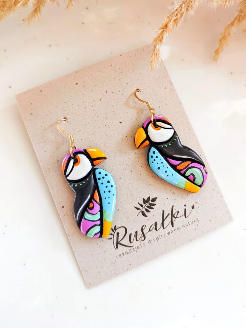 Boho kolczyki wiszące z Maskonurem, ręcznie robiona biżuteria artystyczna. Kolorowy ptaszek nadaje im lekki i radosny charakter. Idealne kolczyki dla osób lubiących nietypowe dodatki