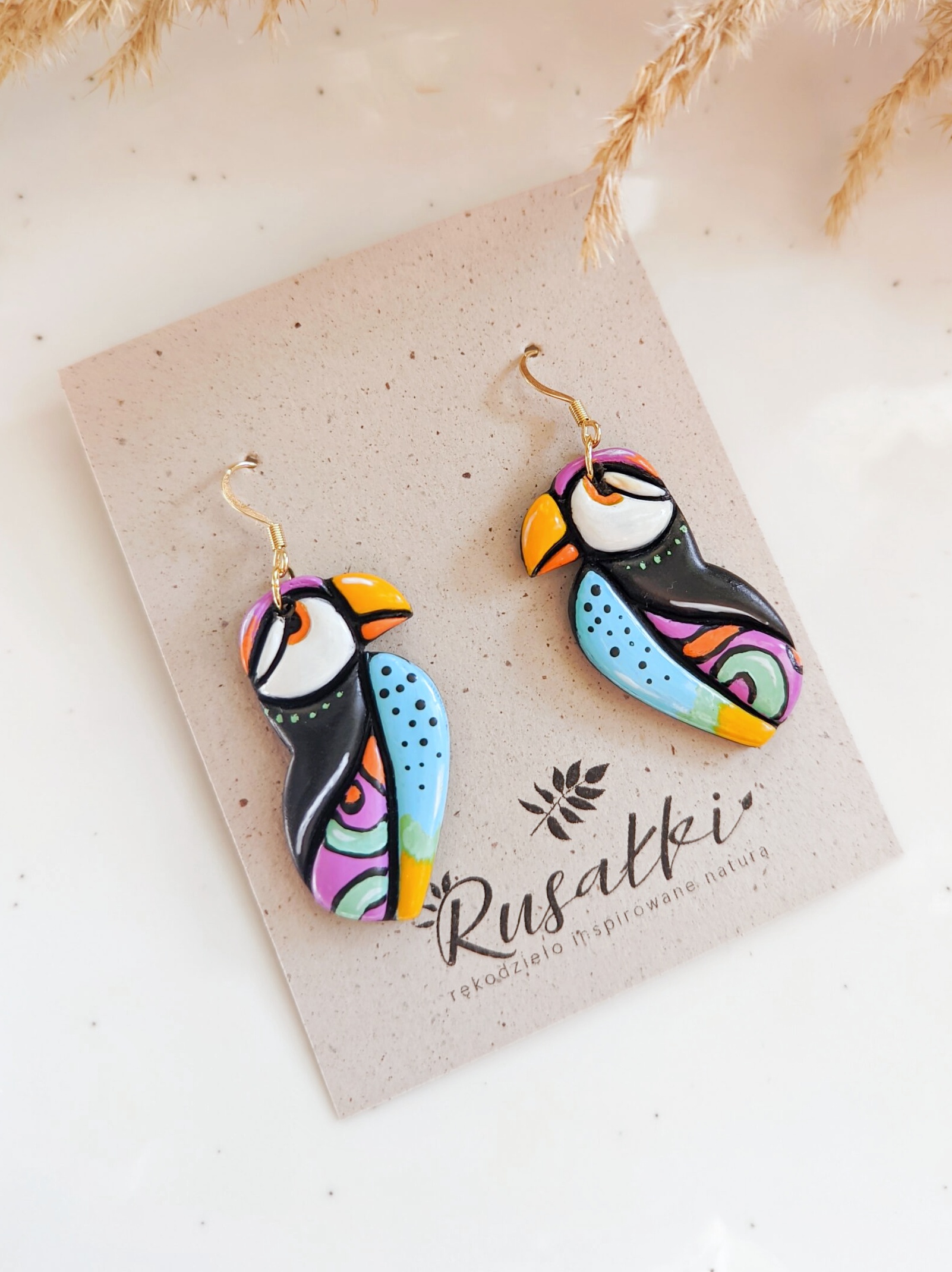 Boho kolczyki wiszące z Maskonurem, ręcznie robiona biżuteria artystyczna. Kolorowy ptaszek nadaje im lekki i radosny charakter. Idealne kolczyki dla osób lubiących nietypowe dodatki
