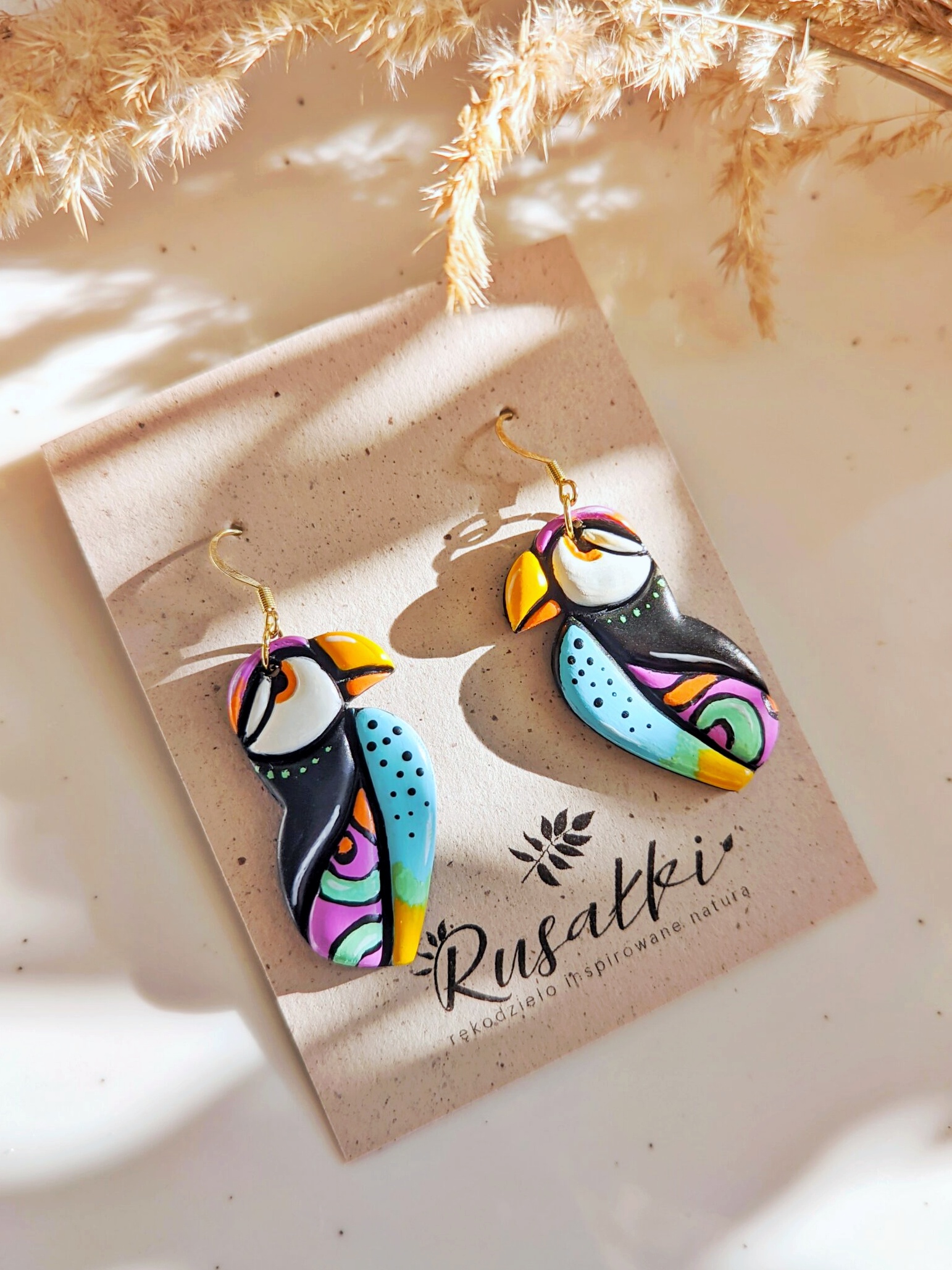 Kolczyki z Maskonurem wiszące, abstrakcyjna kolorowa biżuteria boho. Motyw ptaka przyciąga uwagę i dodaje stylizacji energii. Wesoły akcent na co dzień lub na prezent