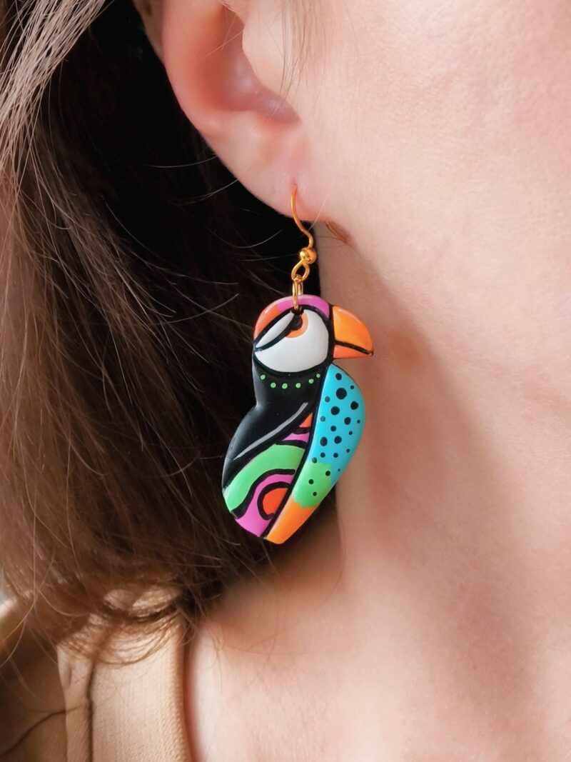 Ręcznie robione kolczyki wiszące z kolorowym maskonurem, biżuteria inspirowana naturą i dzikimi ptakami, artystyczne akcenty do codziennych stylizacji Ręcznie robione kolczyki wiszące z kolorowym maskonurem, biżuteria inspirowana naturą i dzikimi ptakami, artystyczne akcenty do codziennych stylizacji