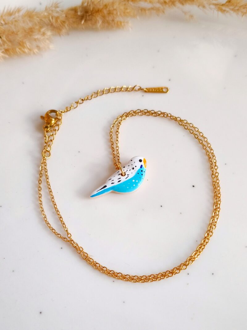 Boho naszyjnik z Papużką Falistą niebieską, ręcznie wykonana biżuteria z ptakiem. Intensywny kolor dodaje energii stylizacji. Wisiorek dla fanek barwnych dodatków Boho naszyjnik z Papużką Falistą niebieską, ręcznie wykonana biżuteria z ptakiem. Intensywny kolor dodaje energii stylizacji. Wisiorek dla fanek barwnych dodatków