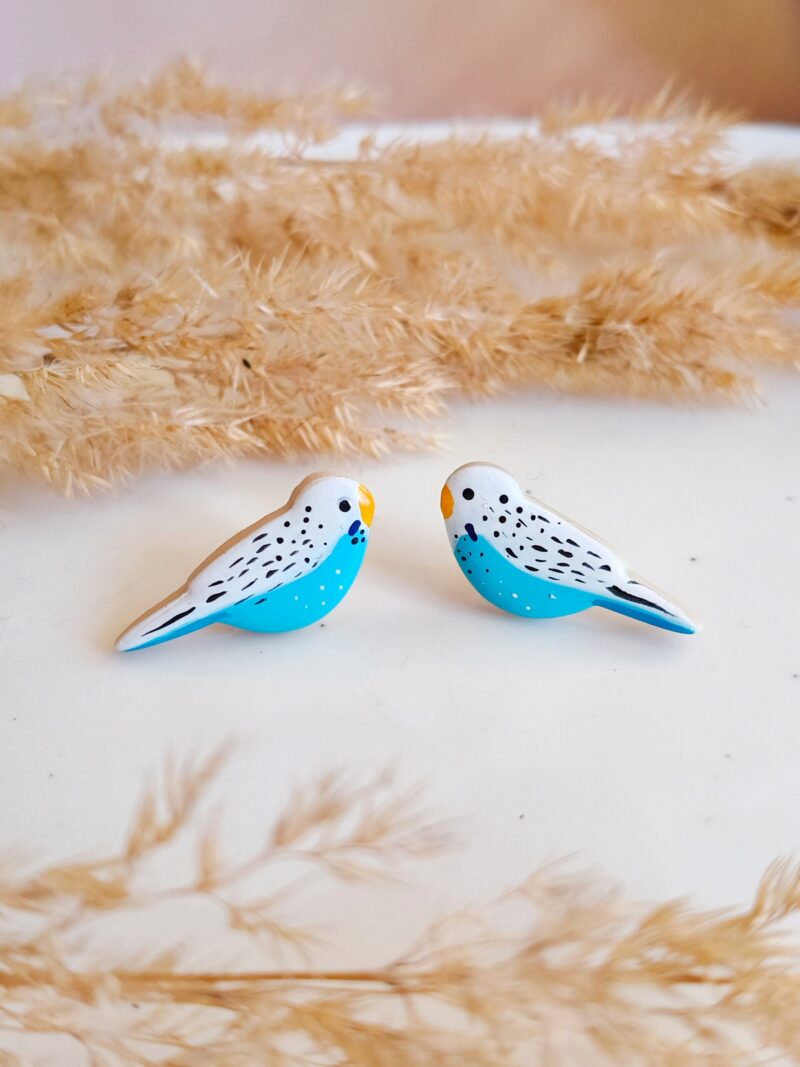 Kolczyki sztyfty Papużki Faliste niebieskie, kolorowa biżuteria boho handmade. Wesołe ptaki dodają stylizacji energii. Idealne kolczyki dla miłośniczek barwnych ptaszków