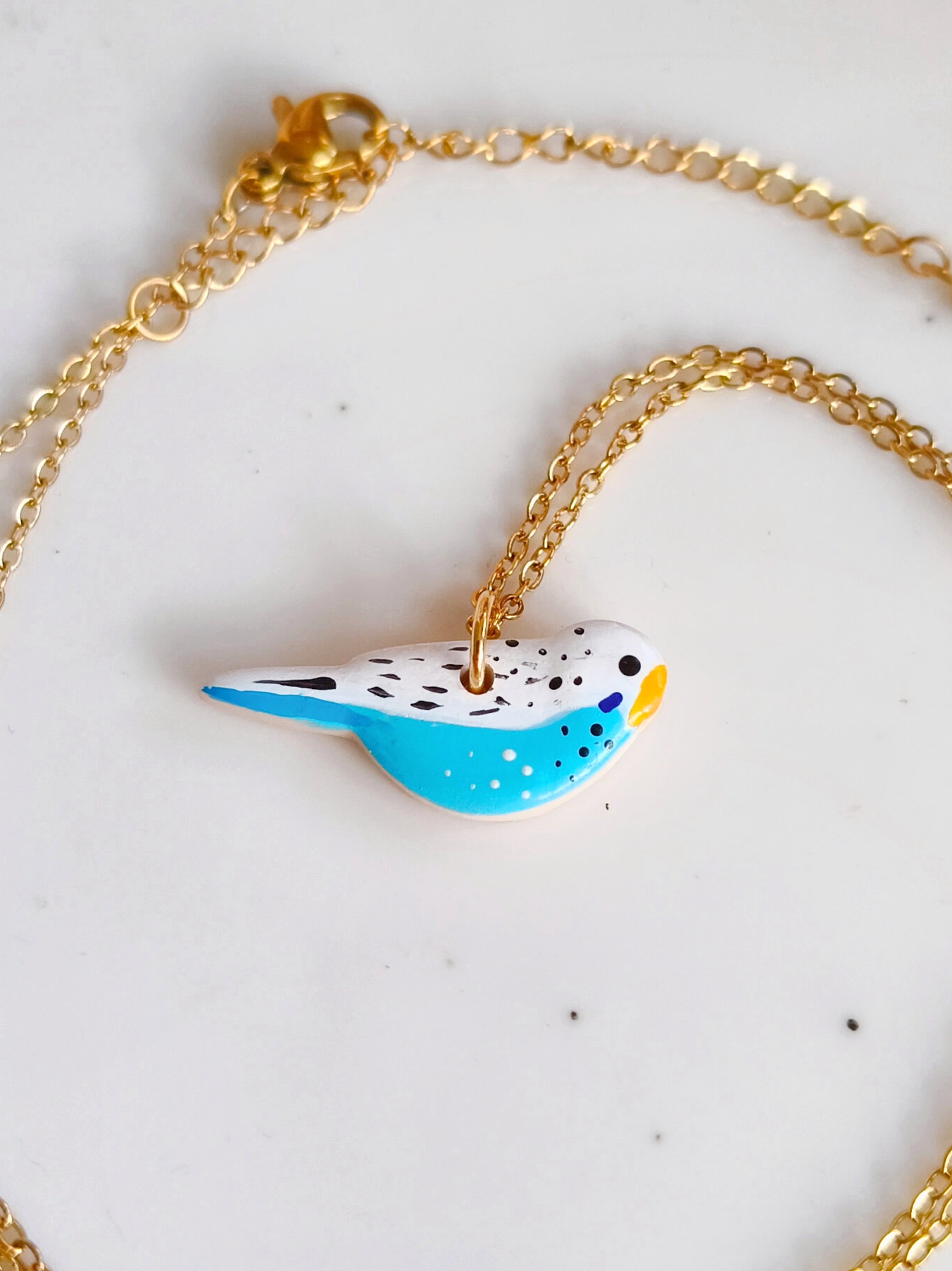 Naszyjnik z Papużką Falistą niebieską, kolorowa biżuteria boho handmade. Wesoły wisiorek z egzotycznymi ptakami. Oryginalny prezent dla miłośniczek ptaszków