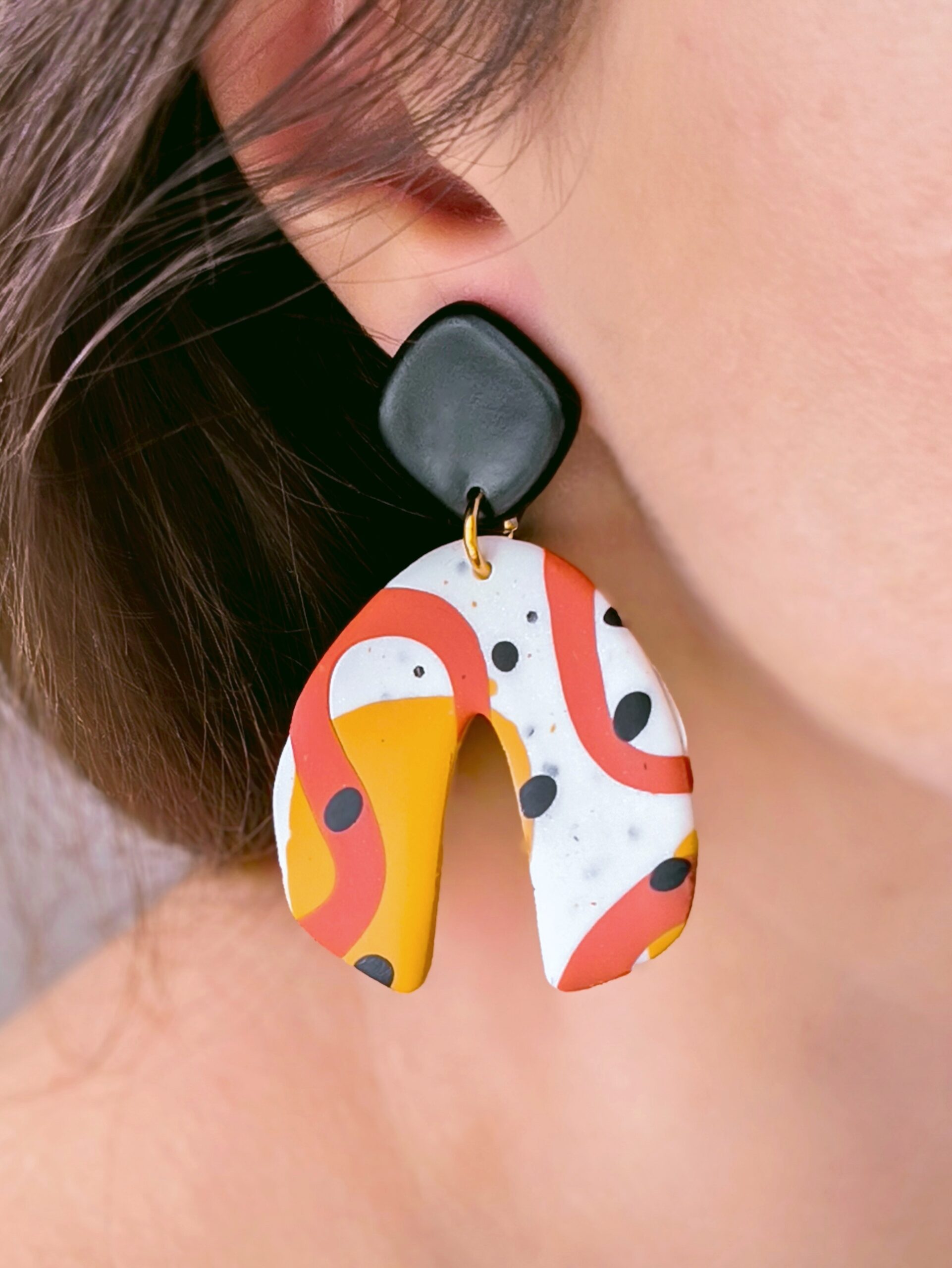 Kolorowe kolczyki z abstrakcyjnym wzorem, rudo musztardowa kompozycja inspirowana sztuką. Elegancki dodatek podkreślający styl