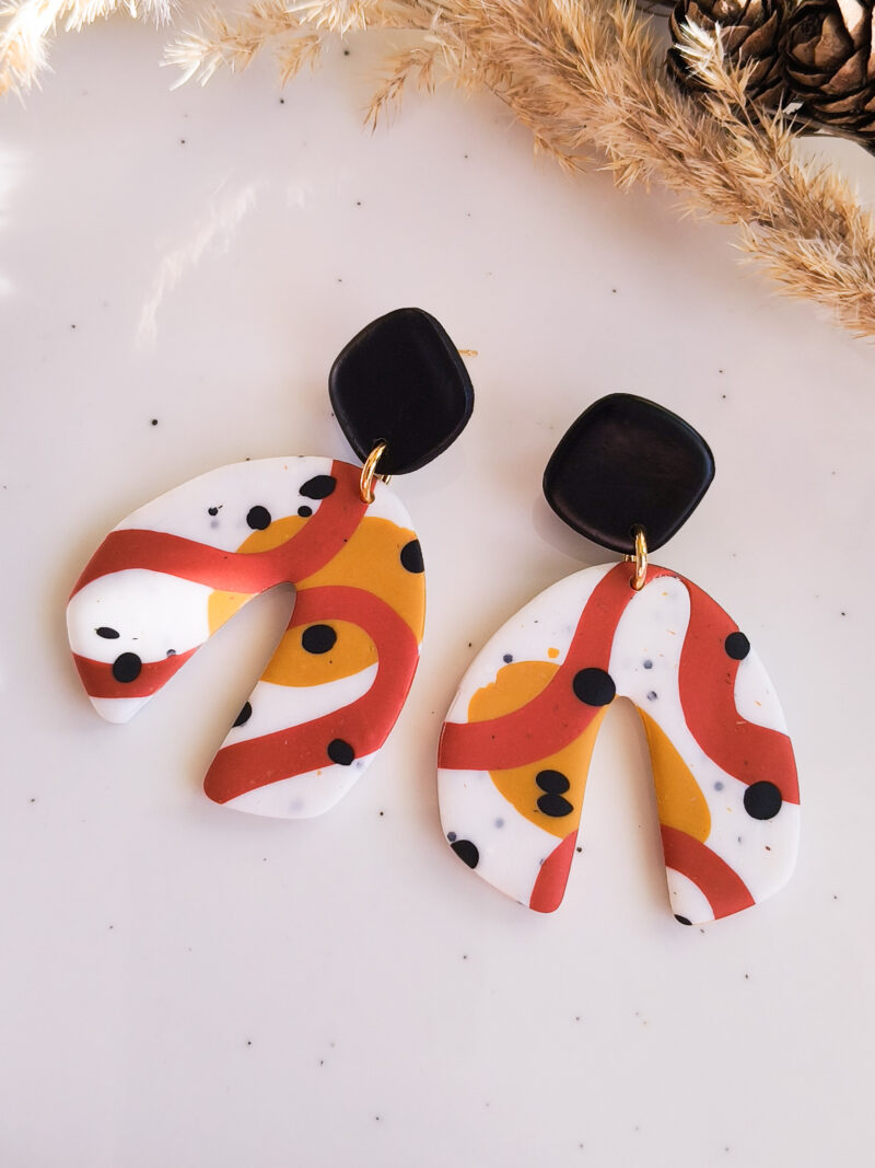 Ręcznie wykonane kolczyki artystyczne, abstrakcyjny wzór w ciepłej palecie kolorów. Biżuteria dla kobiet ceniących oryginalne formy