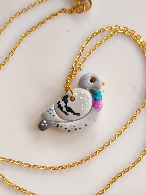 Naszyjnik z gołębiem ręcznie robiony na złotym łańcuszku ze stali chirurgicznej