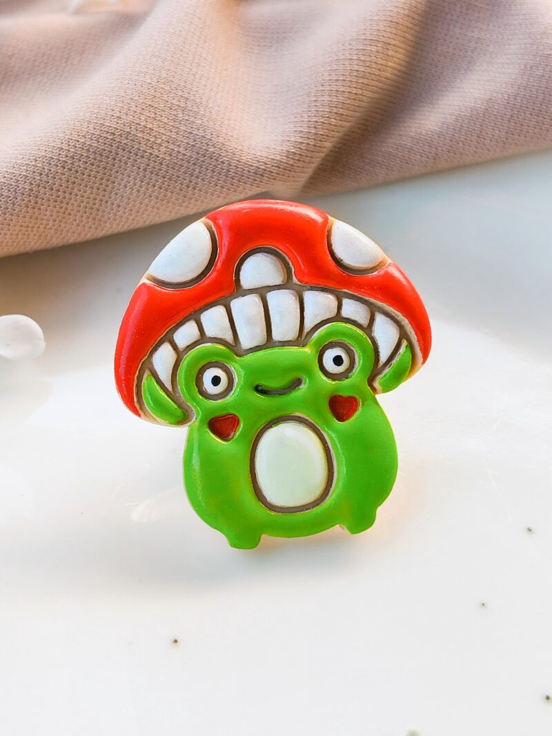 Pin Żaba w Kapeluszu Muchomorze