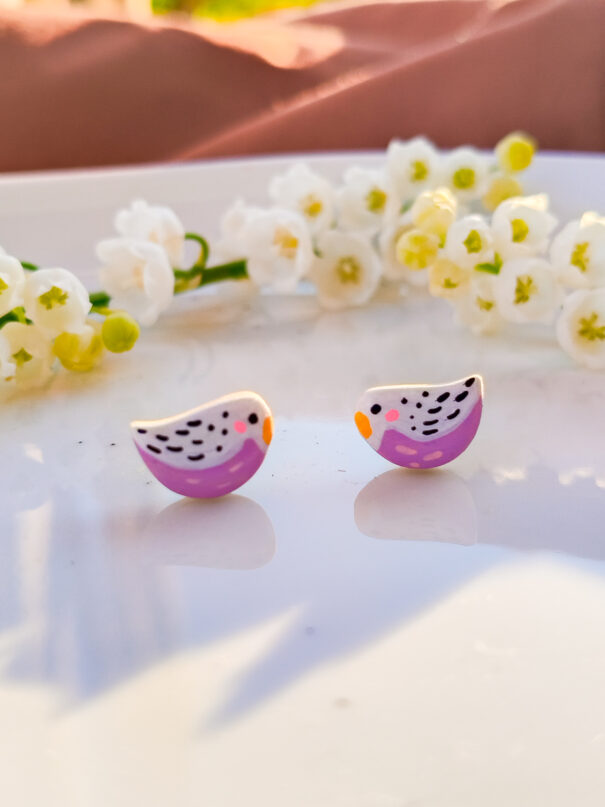 Fioletowe kolczyki ptaszki z motywem papużki falistej. Bardzo słodkie i urocze