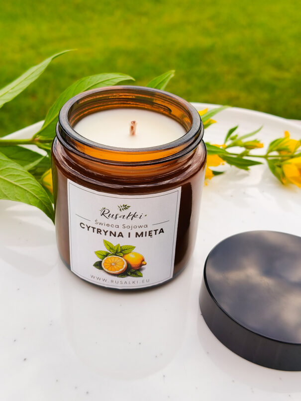 Świeca sojowa o zapachu cytryna i mięta, świeżym i intensywnym idealna na lato. Odstrasza komary