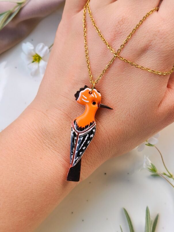 Naszyjnik z pięknie wykonanym ptakiem z gliny polimerowej, idealny jako prezent dla kobiety kochającej naturę. Sprawdzi się jako upominek na dzień kobiet, dzień matki, dzień nauczyciela