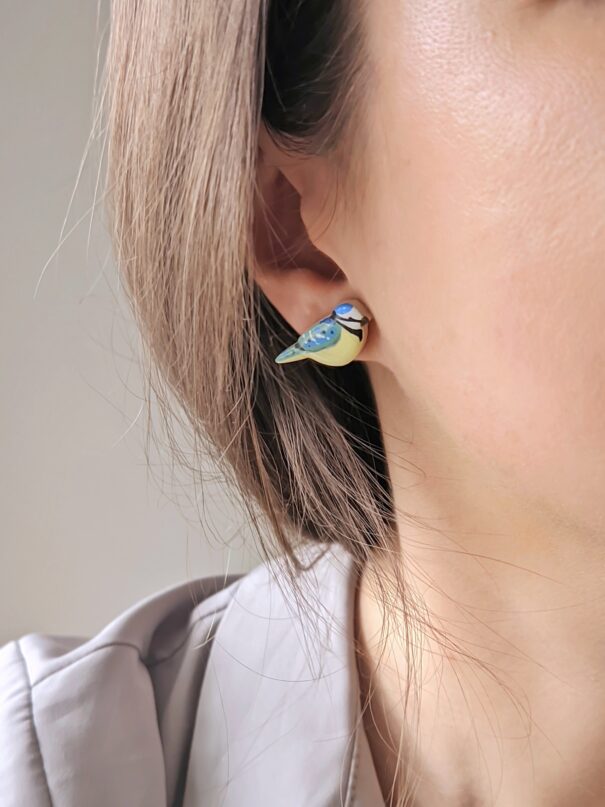 Kolczyki ręcznie wykonane ptaszki sikorki modre idealne jako prezent dla osoby kochającej styl boho