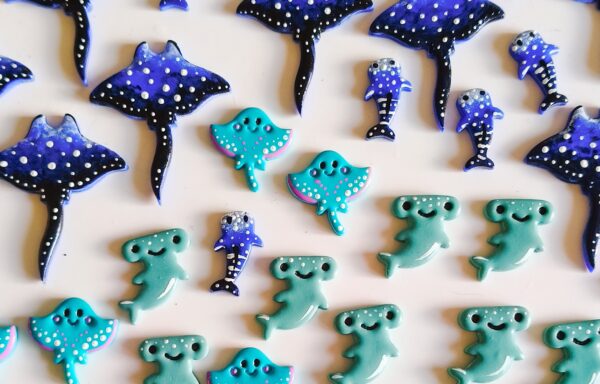 biżuteria z morskimi zwierzętami - kolorowe płaszczki, rekiny wielorybie, rekiny młoty i manty w formie pinów, naszyjników i kolczyków