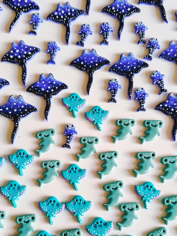 biżuteria z morskimi zwierzętami - kolorowe płaszczki, rekiny wielorybie, rekiny młoty i manty w formie pinów, naszyjników i kolczyków