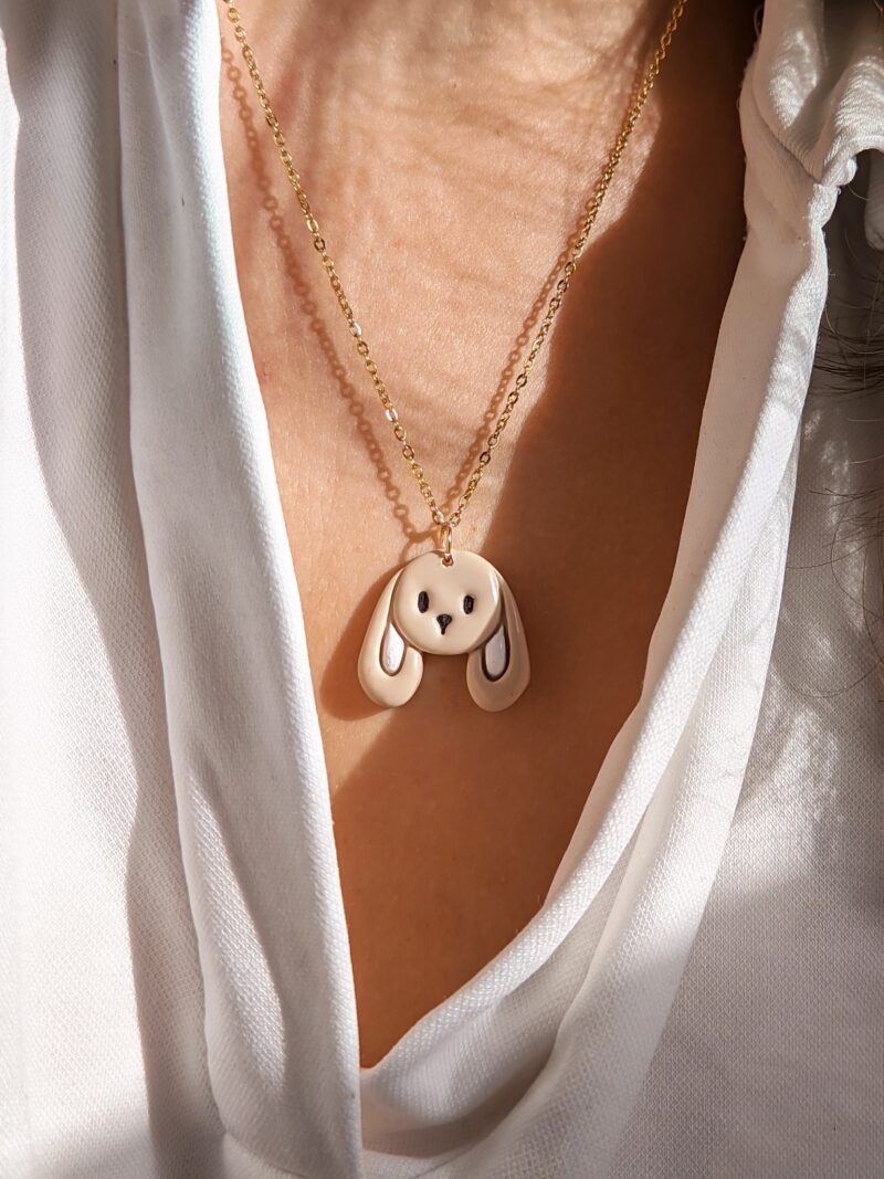 Naszyjnik z beżowym królikiem ręcznie wykonana biżuteria z gliny polimerowej