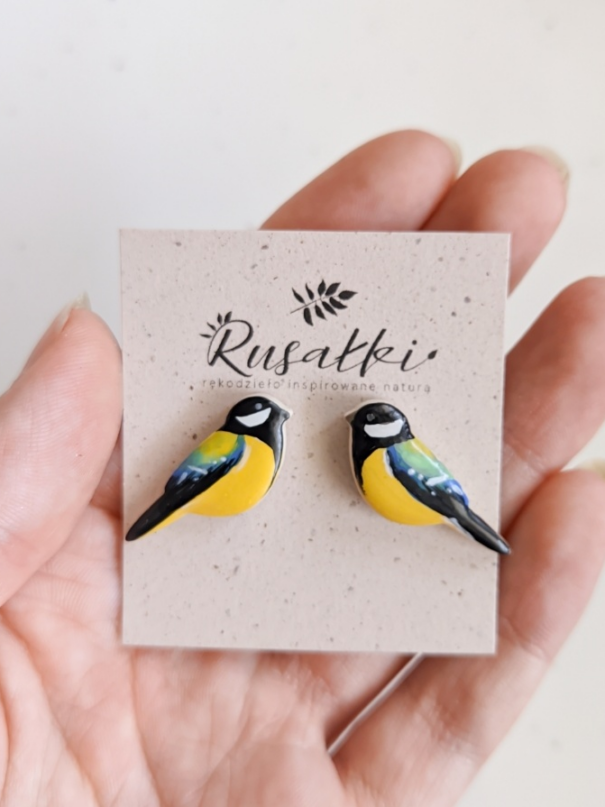 kolczyki sikorki bogatki idealne jako prezent na dzień kobiet dla ukochanej. Piękna ręcznie robiona biżuteria z ptaszkiem w stylu boho
