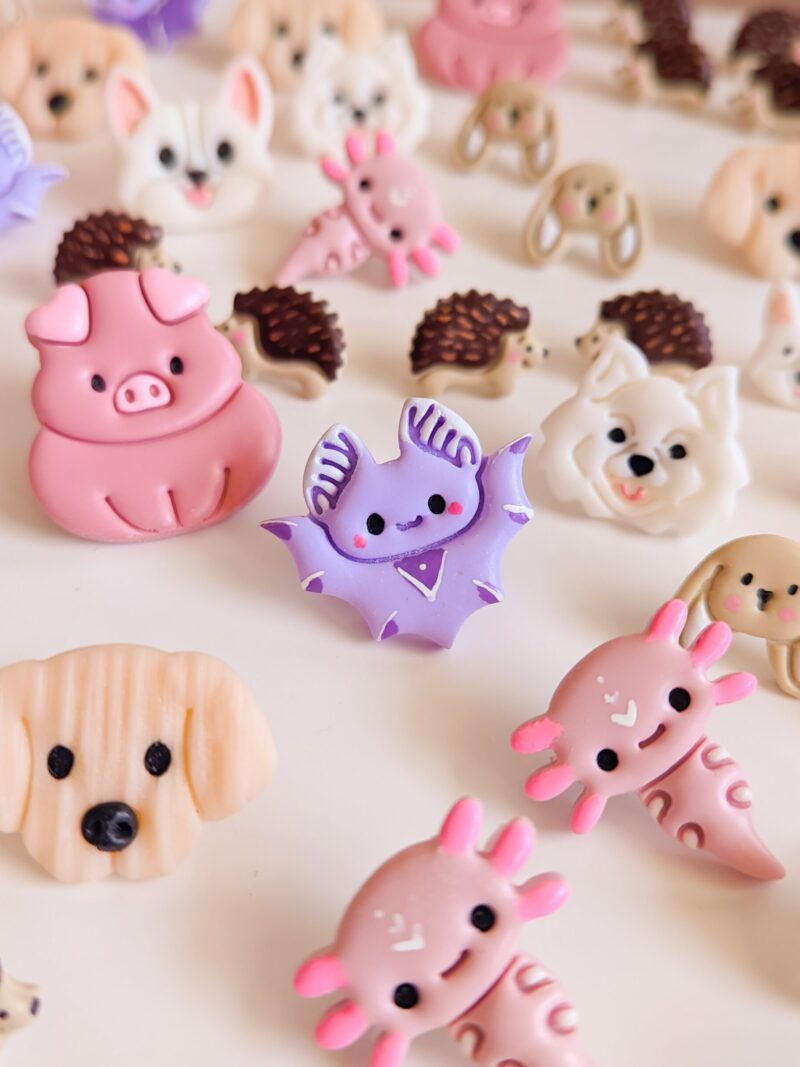 Słodkie piny aksolotle nietoperze pieski jeżyki świnki w pastelowych kolorach idealne jako prezent dla dziewczynki