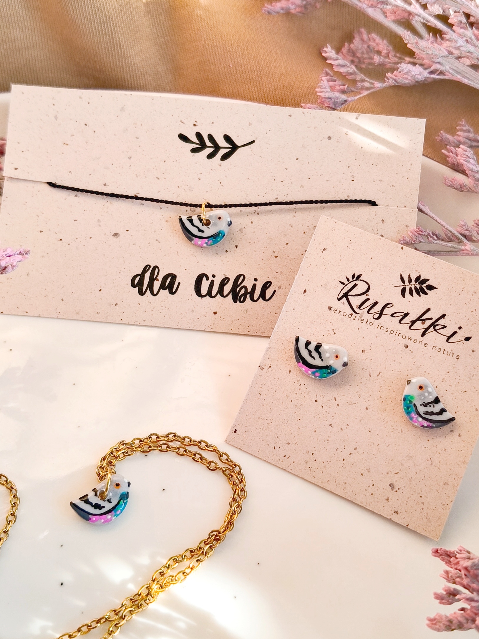 Biżuteria ptaki - Gołębie ręcznie malowane, wesołe kolorowe i urocze. Wyjątkowa handmade biżuteria z gliny polimerowej. Kolczyki sztyfty, naszyjnik i wisiorek