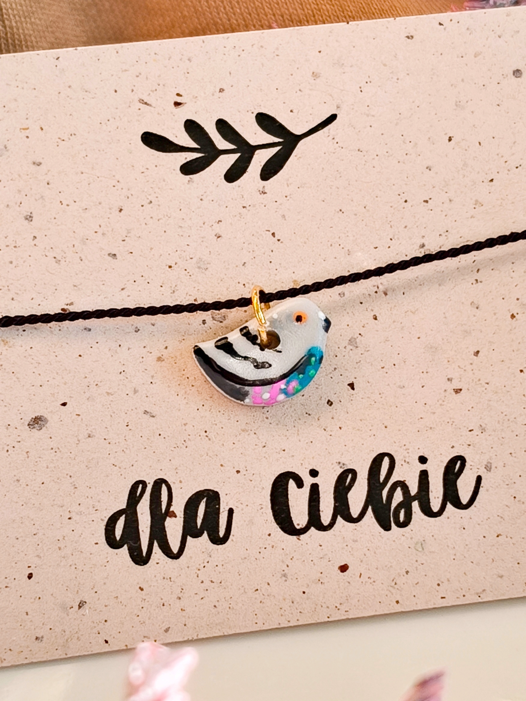 Bransoletka z Gołębiem jako symbol dużego miasta, pamiątka z Wrocławia lub Krakowa, delikatna biżuteria