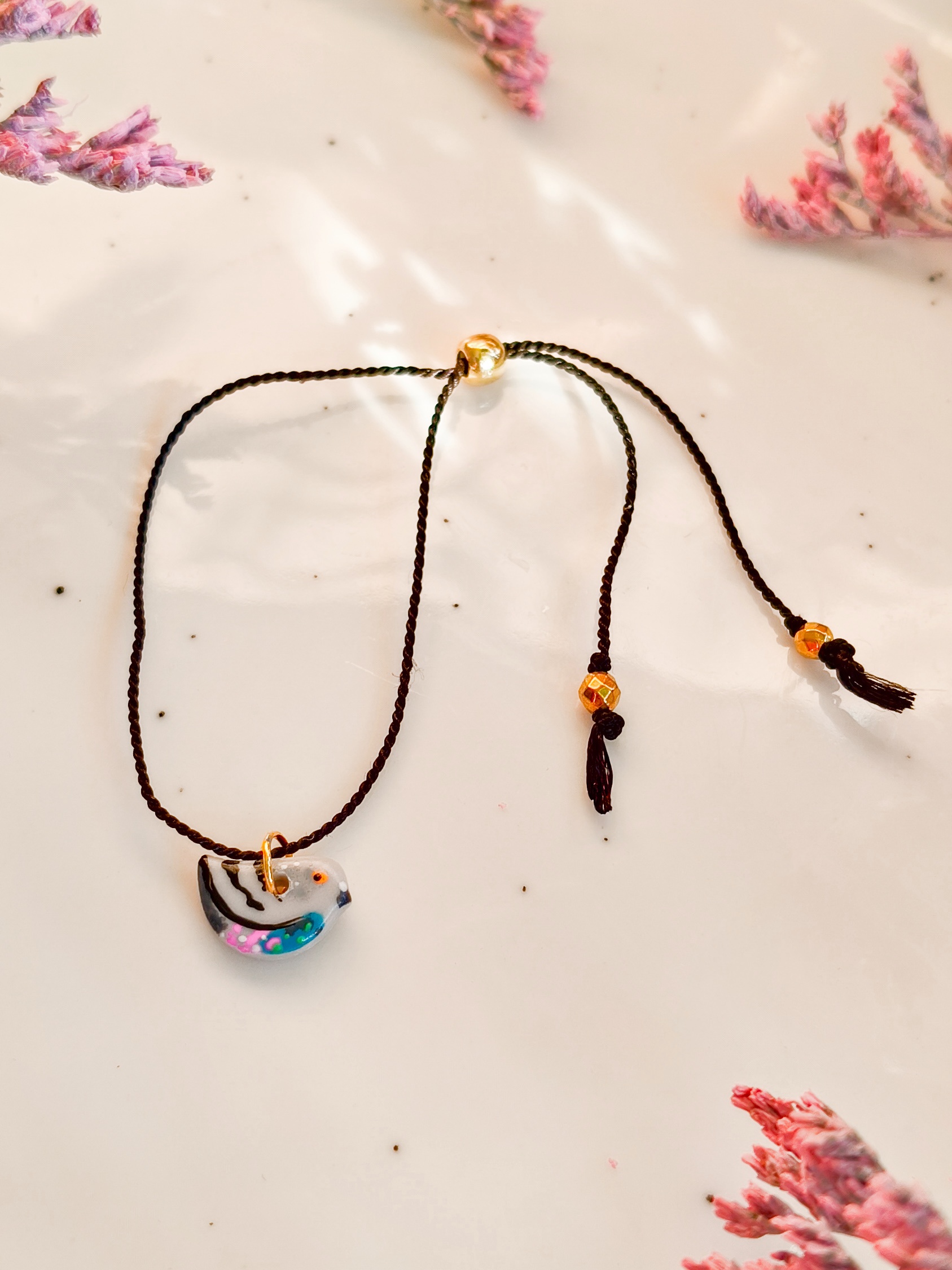 Bransoletka z małym Gołąbkiem jako pamiątka z miasta, lekka codzienna biżuteria