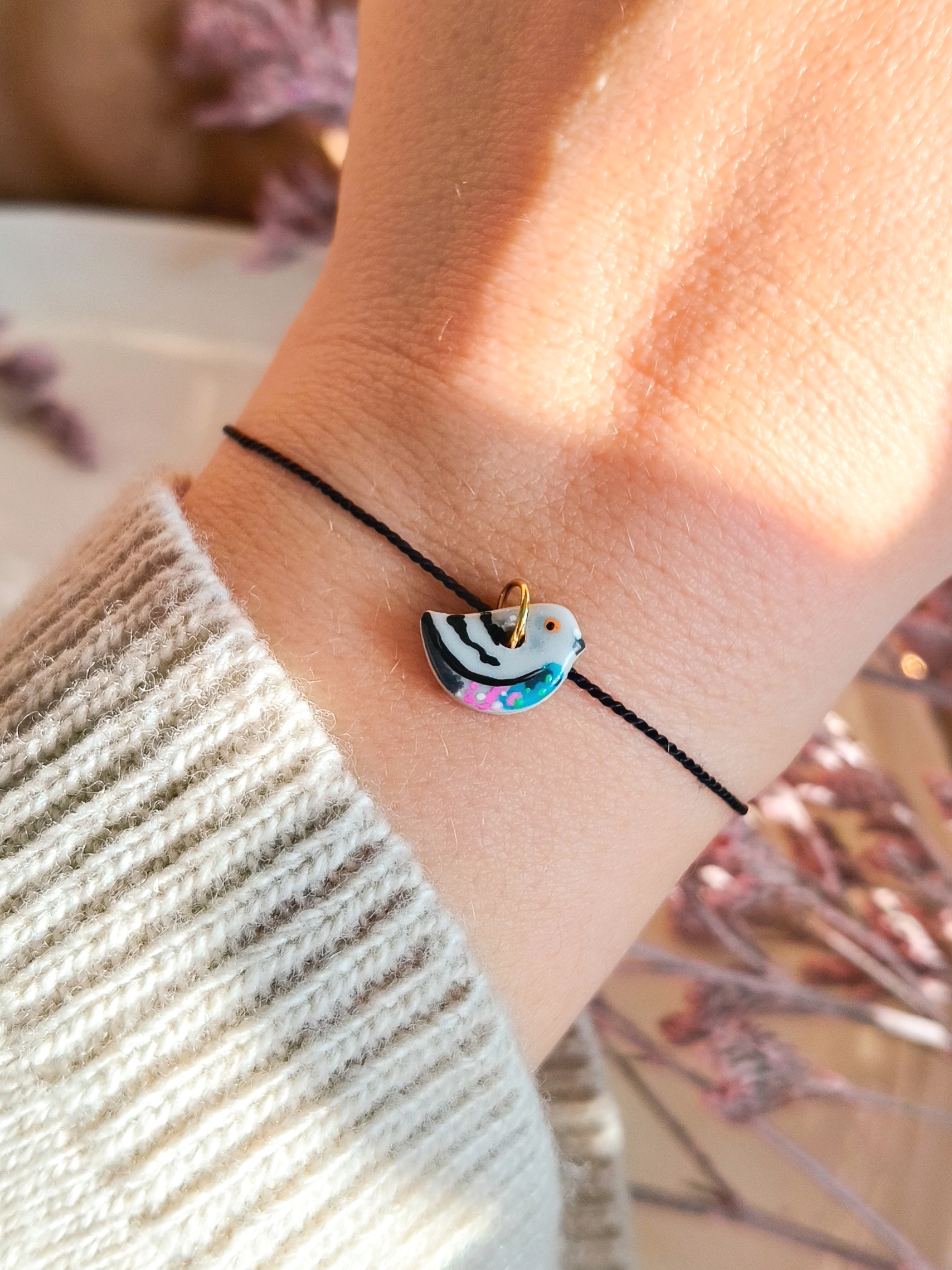 Bransoletka z uroczym Gołębiem inspirowana memami i miejskim klimatem, prezent dla nastolatki lub młodej osoby dorosłej