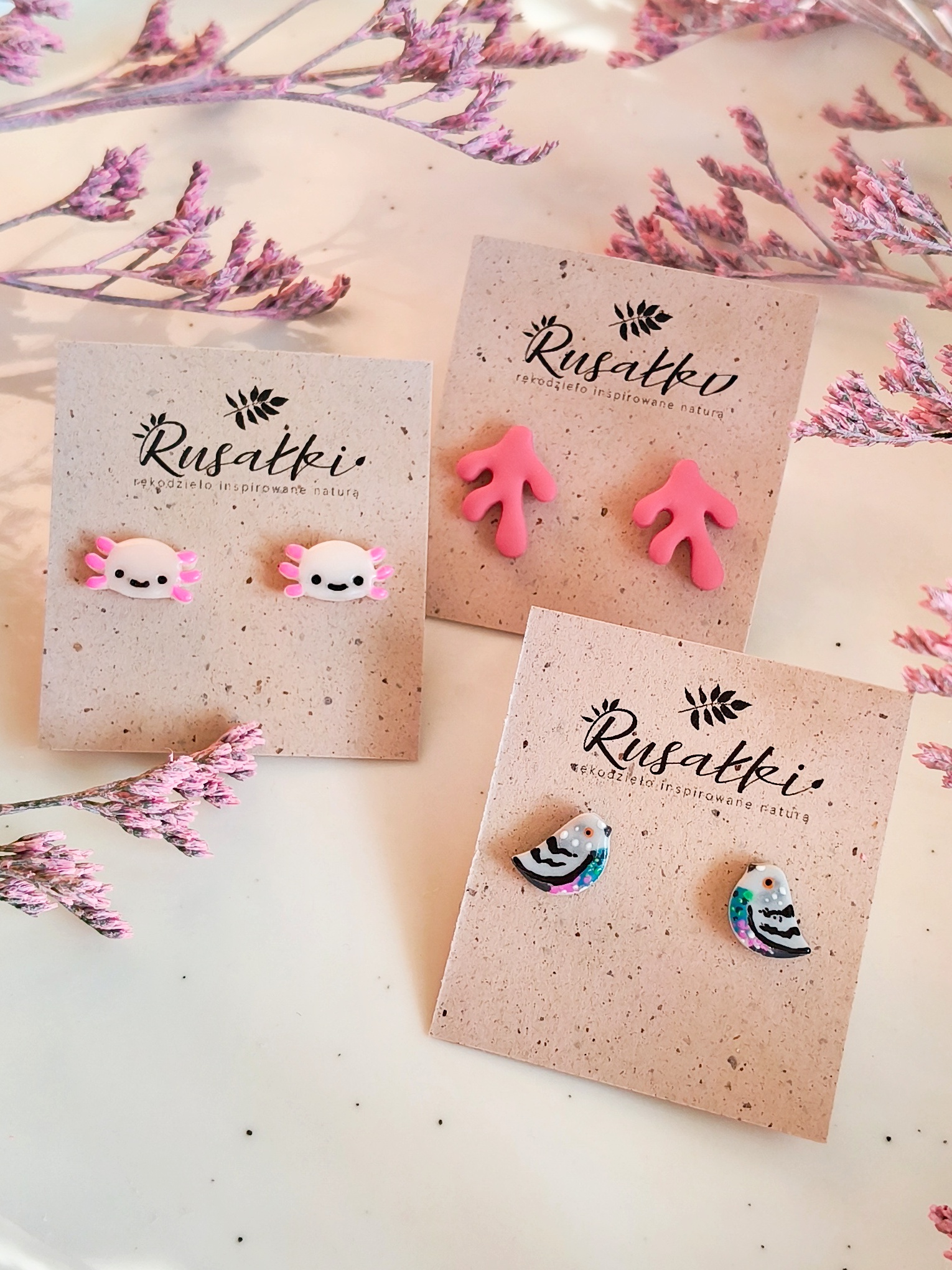 Kolorowa biżuteria inspirowana naturą- kolczyki sztyfty aksolotle, kolczyki gołąbki, kolczyki różowe koralowce