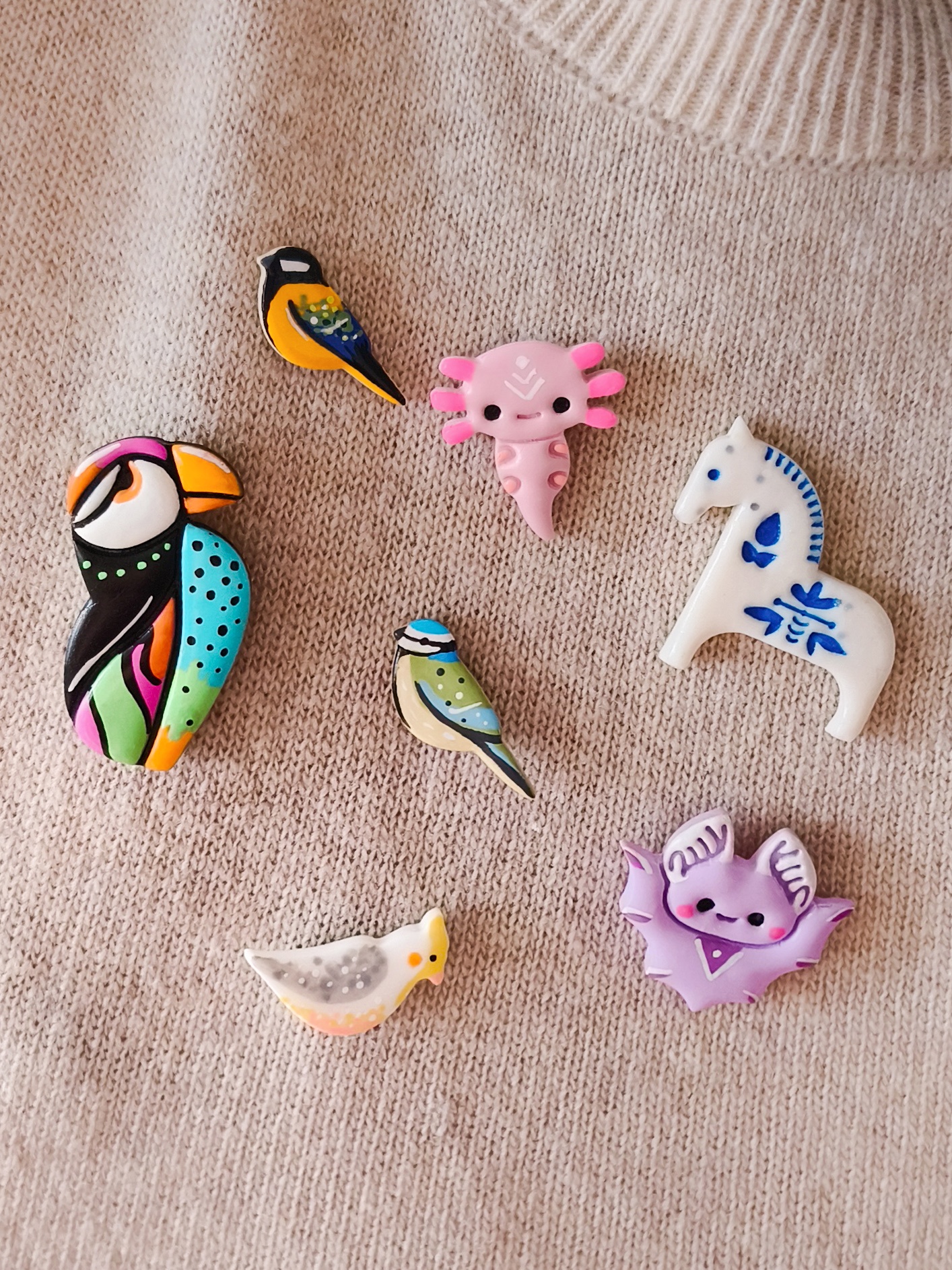 Kolorowe piny w stylu kawaii, urocze zwierzątka w formie przypinki, ptaszki, aksolotl, konik, nietoperz