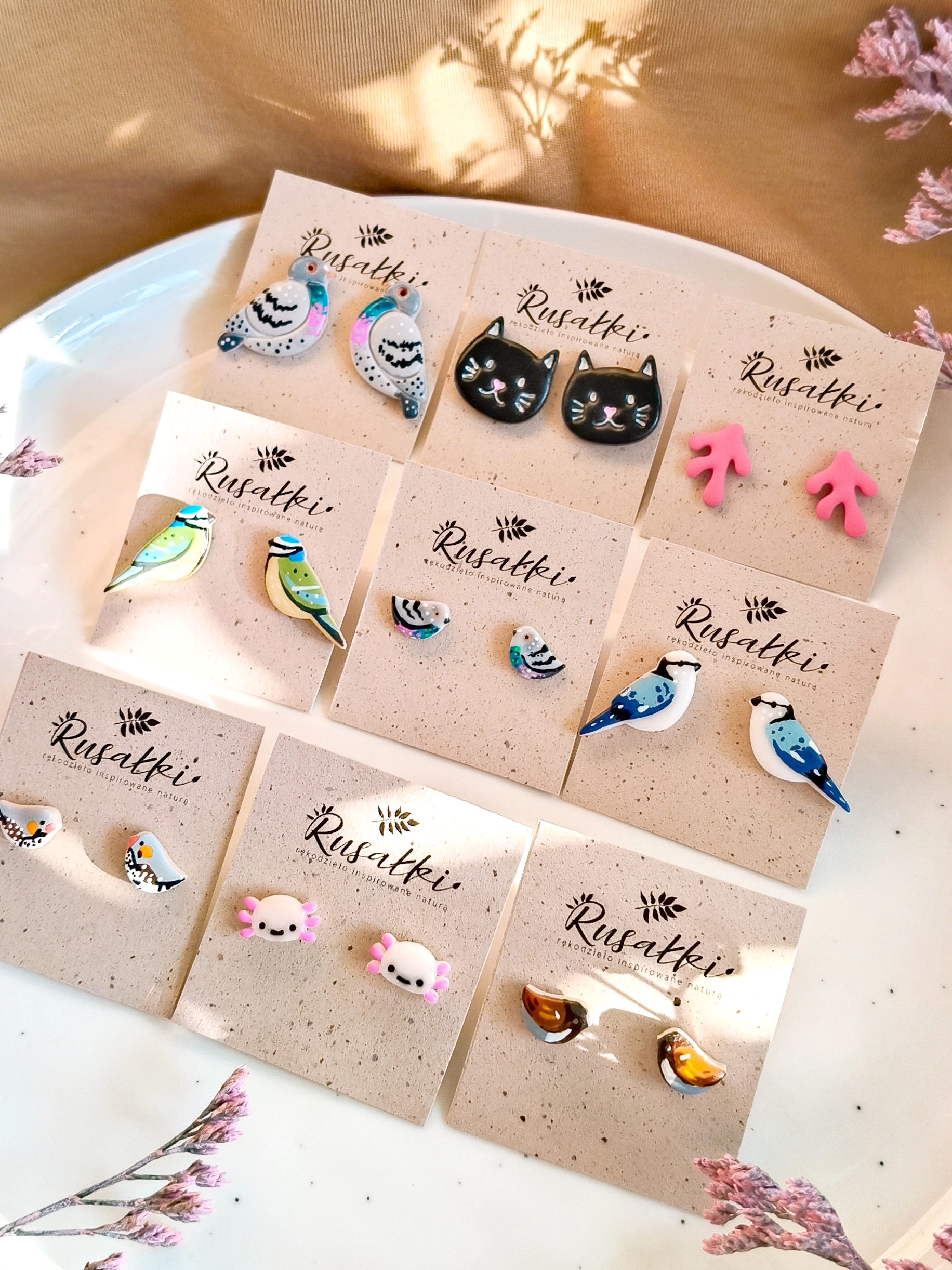 Ręcznie wykonana biżuteria z glinki polimerowej, urocze zwierzątka, kolorowe kolczyki ptaszki, kotki i aksolotle