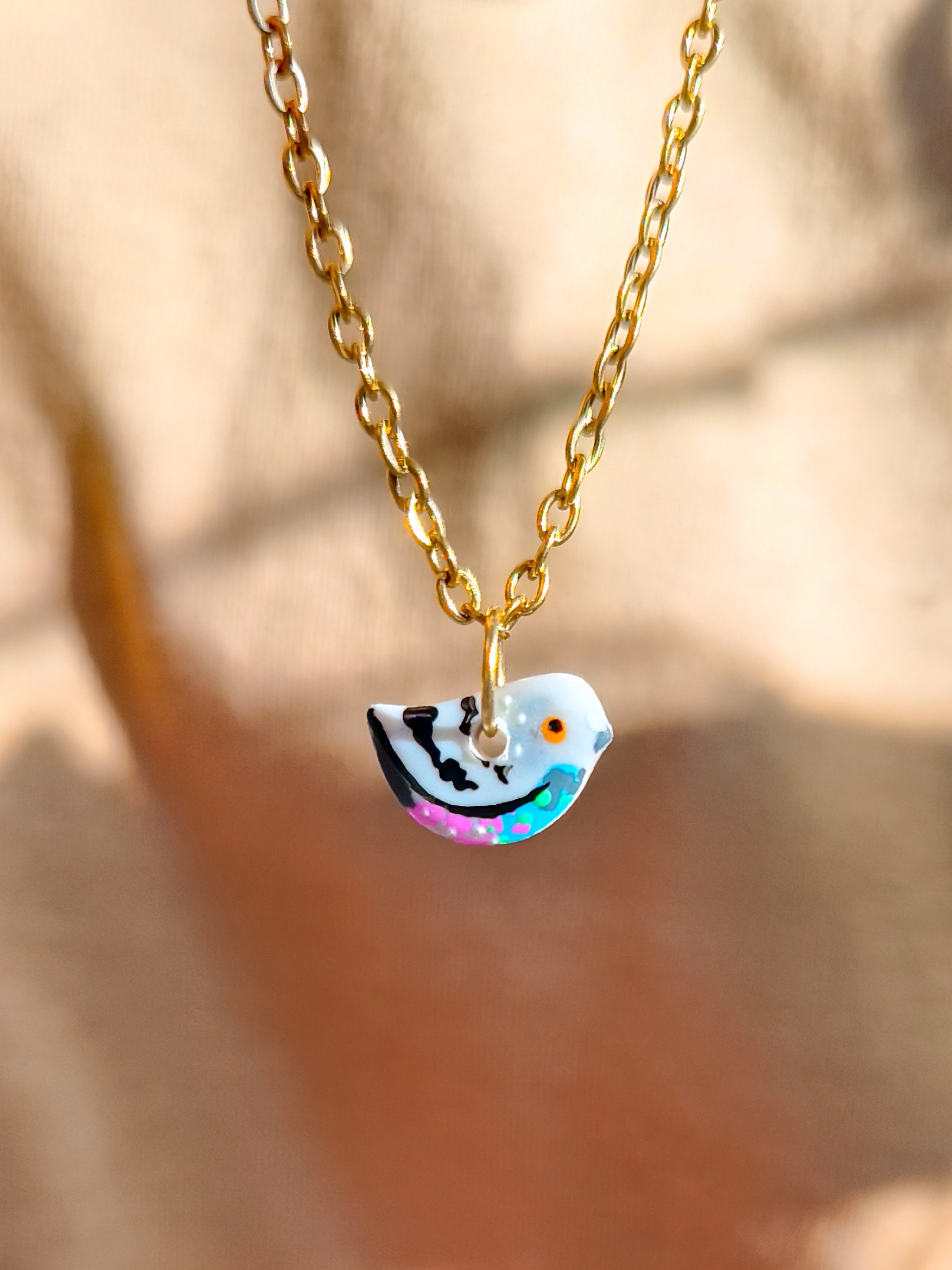 Wisiorek z Gołębiem inspirowany memami i codziennym życiem miasta, prezent dla młodej osoby