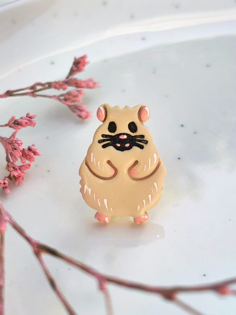 Pin Chomiczek beżowy