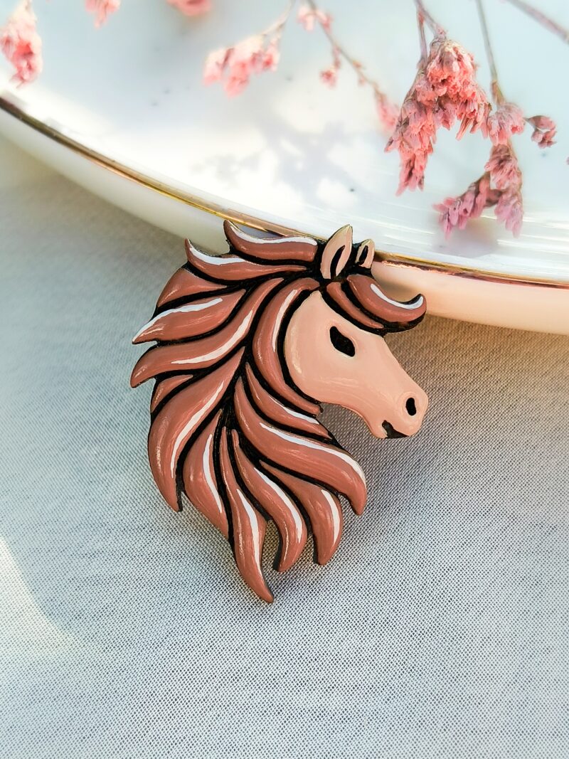 Pin Koń Beżowy z Brązową Grzywą