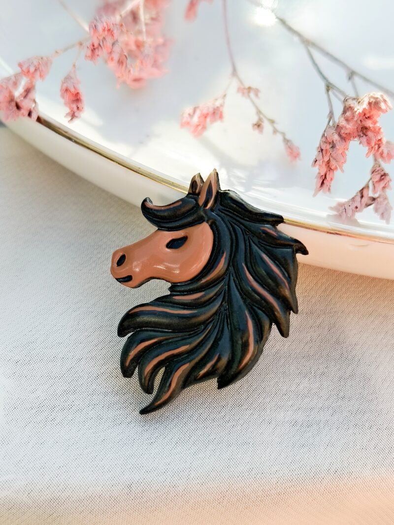 Pin Koń Brązowy z Czarną Grzywą