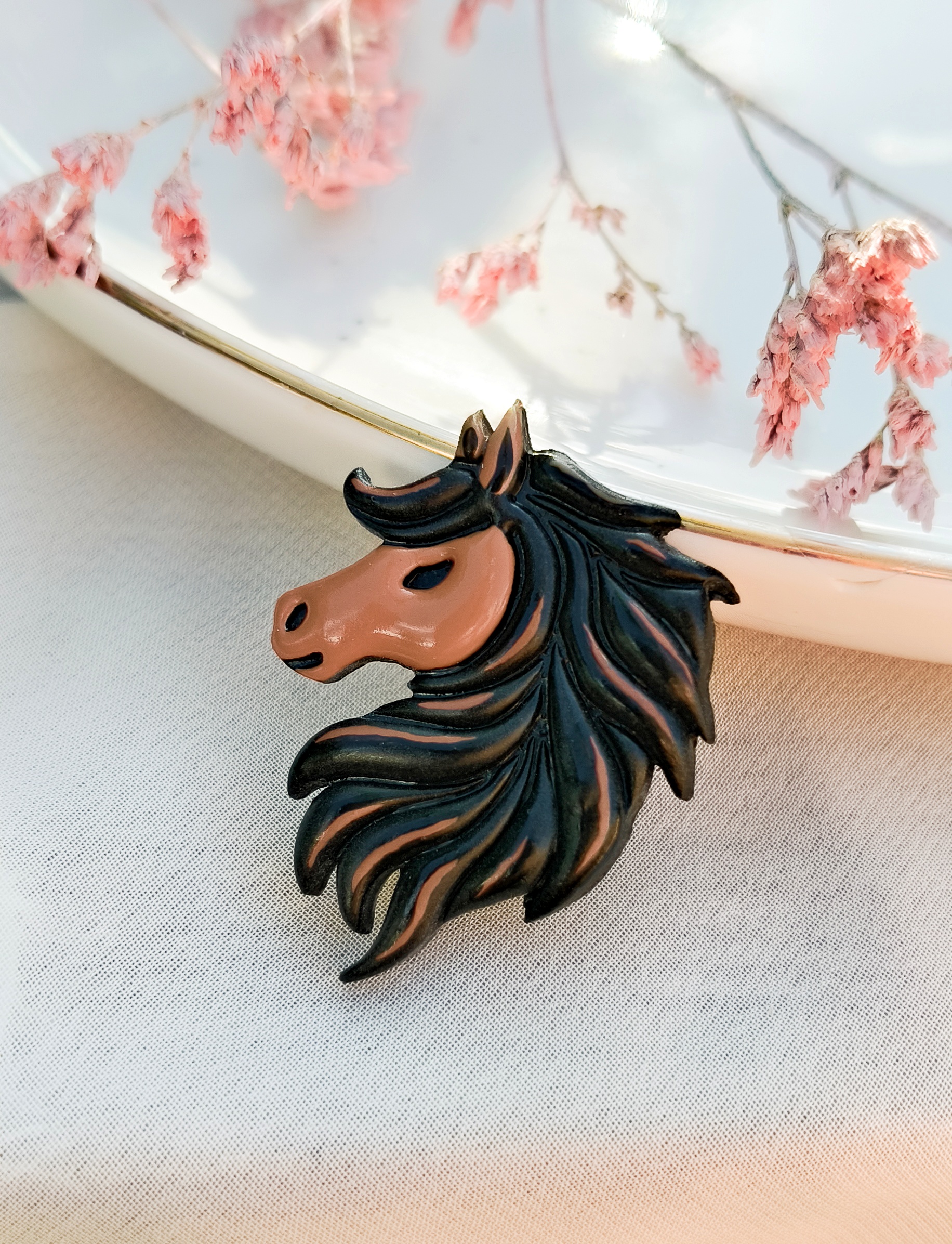 Pin Koń Brązowy z Czarną Grzywą