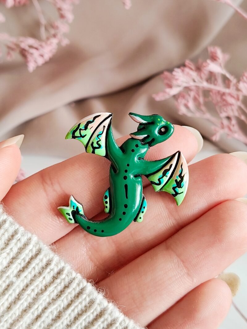 Pin Smok Leśny – Czarny z Zielonym